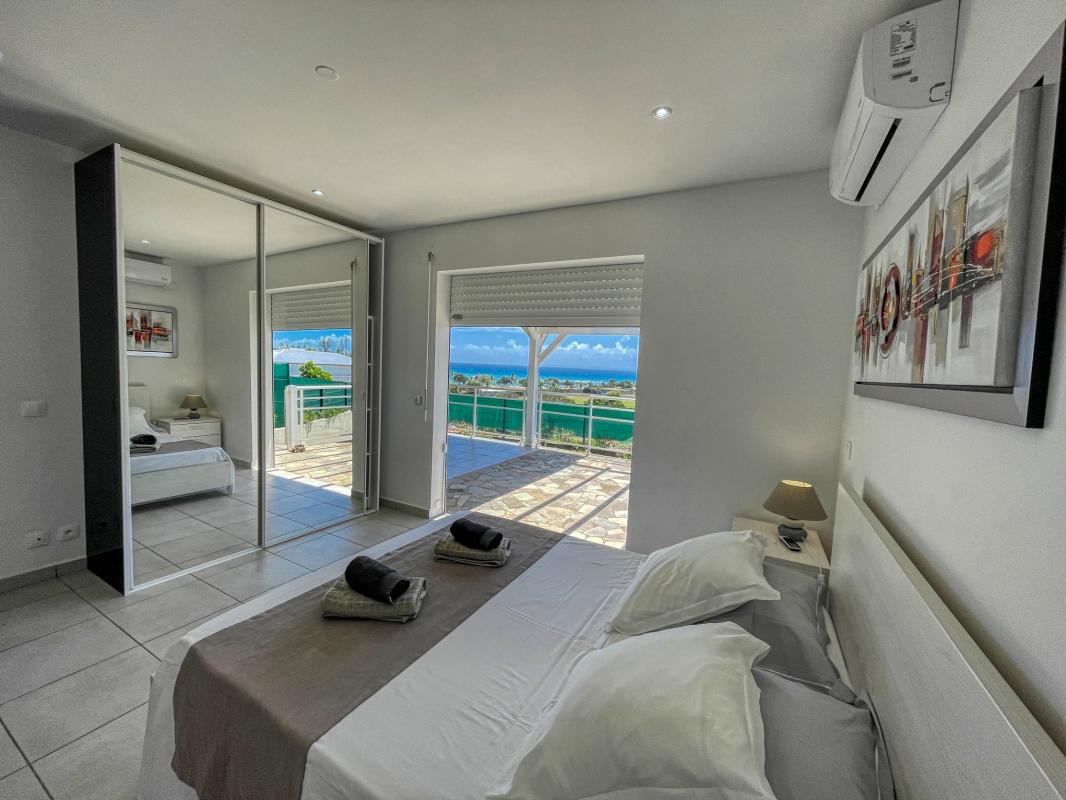 Location villa Topaze 2 chambres 4 personnes vue sur mer piscine à St François en Guadeloupe - chambre 1...